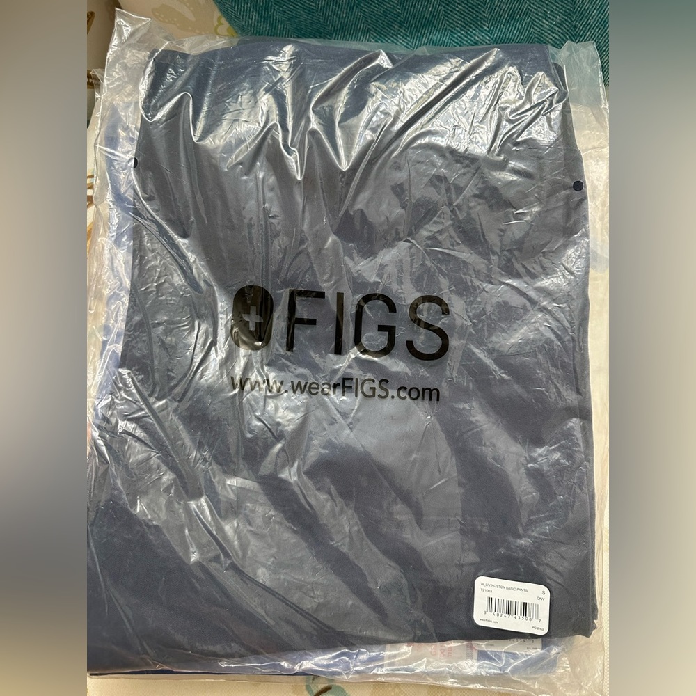 BNWT. Livingston. Figs. Quiet navy. Small